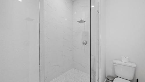 BRs w Ensuite Baths l Pet-Friendly l Central Loc - Foto 5, Shower