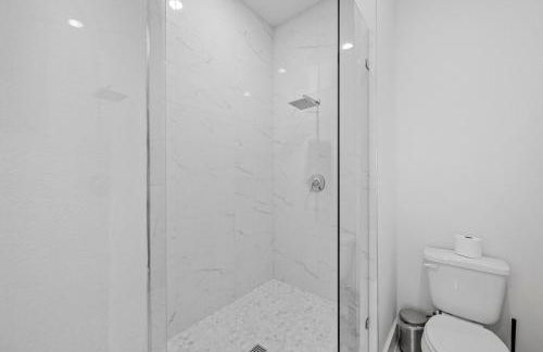 BRs w Ensuite Baths l Pet-Friendly l Central Loc - Foto 5