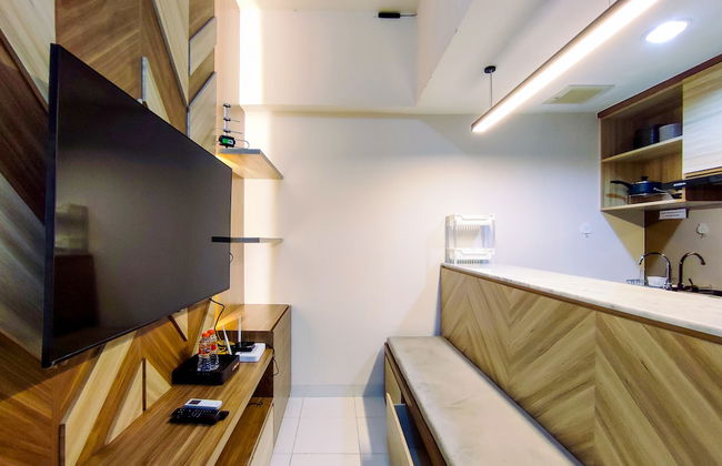 Fancy And Nice 1Br With Extra Room At Amartha View Apartment - Photo 10