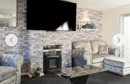 The hawthorns large detached 3 bedroom family home - Photo 2