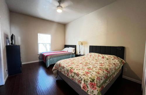 Comfortable 2-Queen Suite Near Hospital WB3 - Photo 16