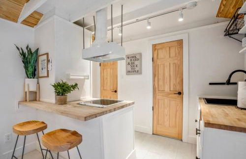 Historic Heights Rustic Urban Tiny Cabin - Foto 14