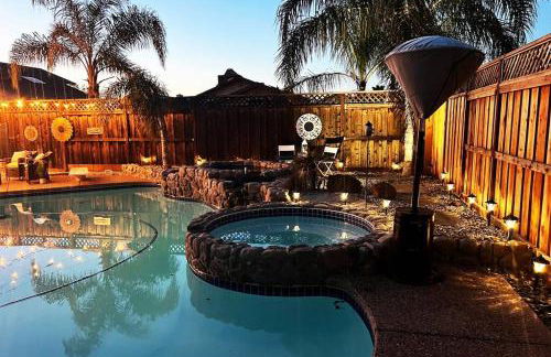 Stunning Modern Home King Bed Pool Jacuzzi Fire pit - Foto 22