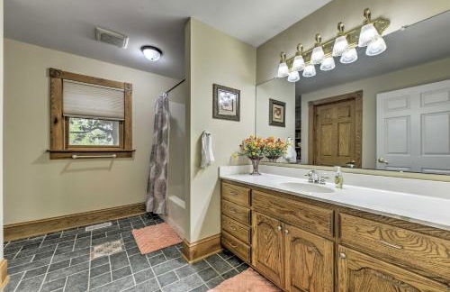 Remodeled Pittsboro Farmhouse Sitting on 220 Acres - Foto 13