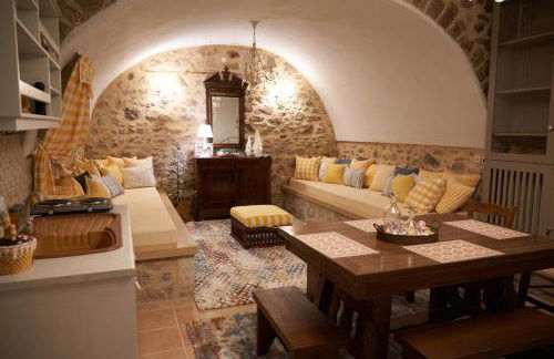 Dandy Villas Dimitsana - a family ideal charming home in a quaint historic neighborhood - 2 fireplaces for romantic nights - Foto 13