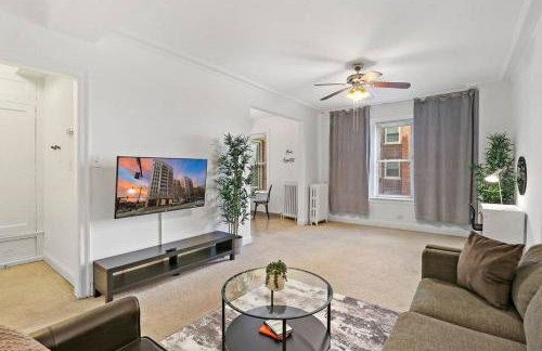 Sleek 1-Bedroom Apt in Chicago - East Park Tower 0610 rep - Photo 16