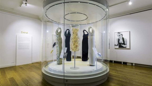 Entrada al Palacio de Kensington - Foto 3, Contemplando el vestuario