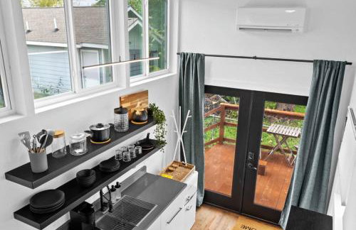 Spacious and Bright with Deck Walkable to 6th St - Foto 9