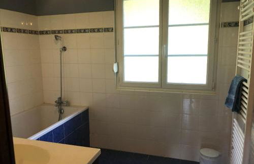 Chalet spacieux avec balcon, WiFi gratuit, proche lac et station de ski - FR-1-589-140 - Photo 18