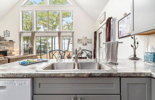 Beautiful Overlooking Shoreline 2BDR Chalet 2892 - Foto 13