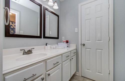 Luxury Pool Home Near Sugar Land Town Center - Photo 47