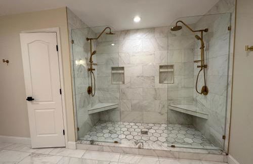 New Farmhouse, King Beds, Game Room, Hot Tub & View! - Foto 26