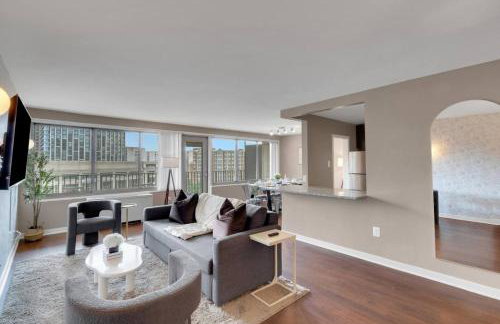 Large 3 bedroom Family Suite, Private Balcony, 5 min to DCA, Gym, Pool and more! - Photo 13