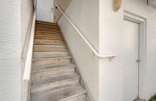 Large Balcony and Water Views Indian Shores Condo! - Foto 23