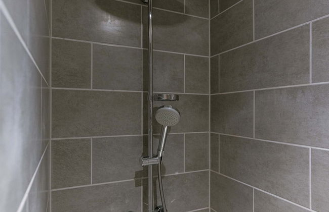 Inviting and Bright Guest Room in City Center - Photo 11