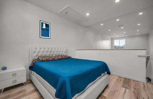 Modern 1 Bedroom Loft in Hollywood with Full Kitchen and Central AC Free Gated Parking - Photo 12