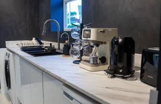 Villa Emma - Modern Bungalow with EV Point, Free Parking & Workspace - Photo 7