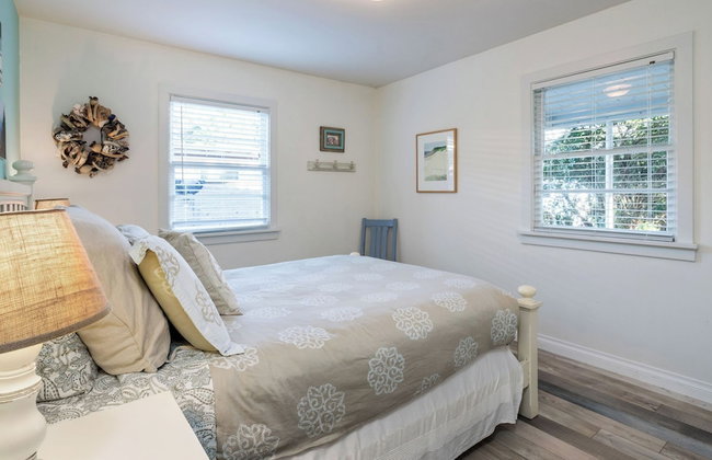 Beach Pines Bungalow by Avantstay Classic Cottage Steps to the Beach w/ Private Yard - Foto 58