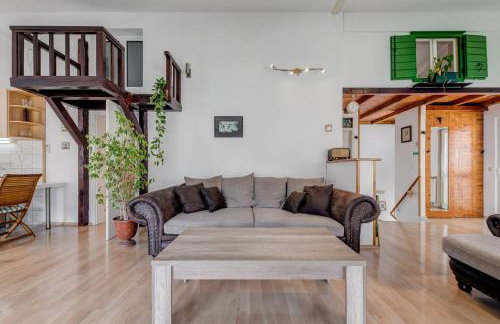Spacious Rustic 2BR with Terrace & Parking - Foto 2