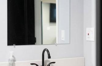 Urban Contemporary Apartment - Photo 8