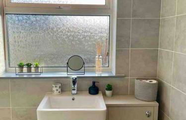 Modern Coastal 2 Bedroom Home to Relax and Unwind - Foto 15