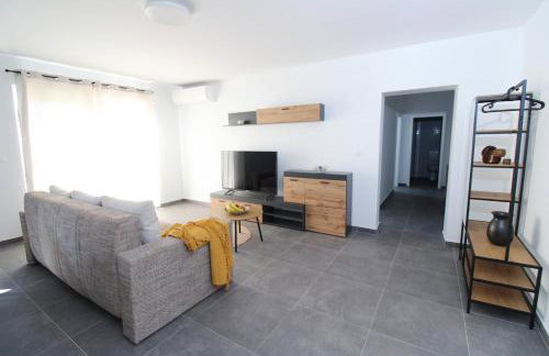 Fly in Apartment - Photo 1