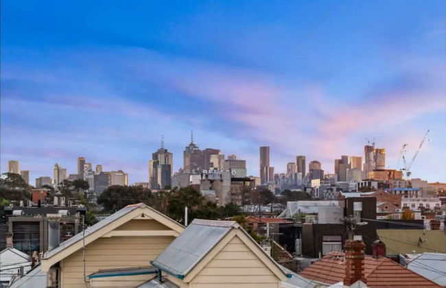 Renovated 3 Bedroom Family Home in Richmond With Parking - Foto 18