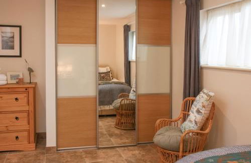 Goldfinch - Photo 12