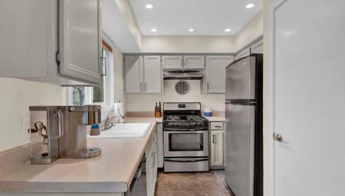 2BR 2BA Cozy Bungalow with Backyard in Montclaire - Zilker Area - Foto 4