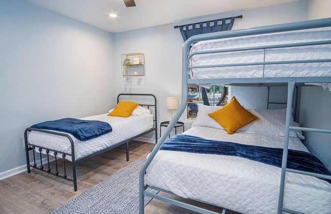 Spacious Delightful 4 BR/ 3 BA Close to Downtown - Foto 2