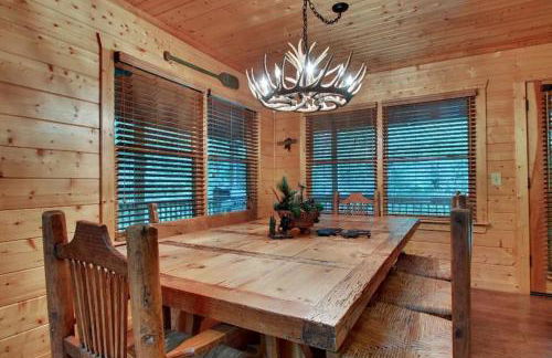 Astounding River View - Outdoor Hot Tub, Volleyball Net, Game Room + More! - Foto 13