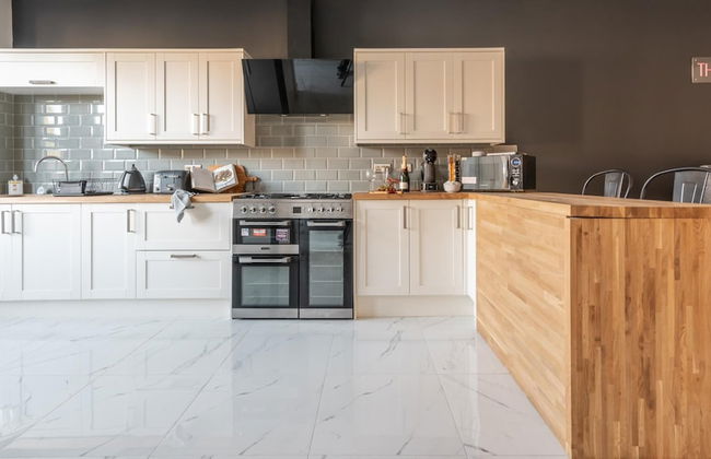 Kensington Place - 4 Bedroom Home w Free Parking - Photo 35