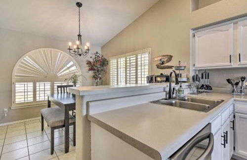 Mod Casa Grande Home with Patio on the Water! - Foto 10