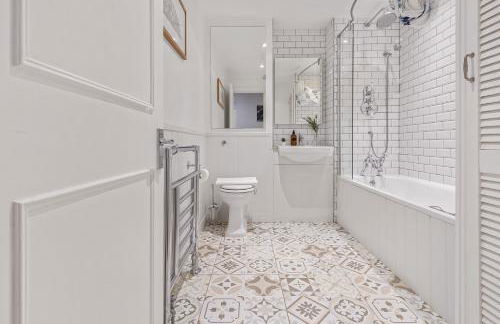 LUXURY Victorian Flat 2 bed 2 bath Flat Sleeps 4 to 7 - Photo 19