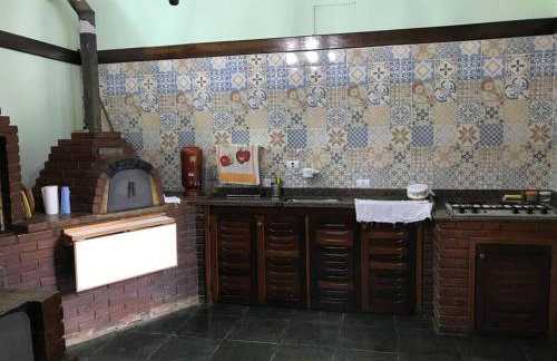 Lindo e aconchegante chalé com piscina, lareira e churrasqueira - Foto 26