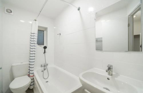 Modern 2Bed North London Flat by D3 Short Stay, Sleeps 6, Private Yard - Foto 37