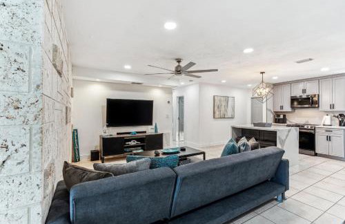 Miami Oasis, Spacious 4-Bedroom Home with Pool - Photo 13