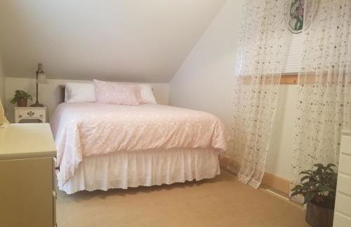 Wildland Gardens Farm House w Private Hot tub - Photo 7