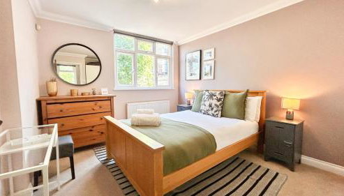 Lovely 4-Bedroom Kilburn Flat with Garden and Parking near Hampstead Heath, Abbey Road by Staylio London - Foto 4, towels, wardrobe, Other
