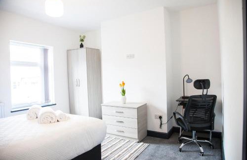 Stylish Home, hosted by ESONGRACE Stays, Stoke-on-Trent - Perfect for Families - Contractors - Holiday makers - Emergency Housing - Professionals, Relocators - Foto 16