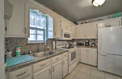 Deck and Pool Access Long Island Village Escape! - Foto 11