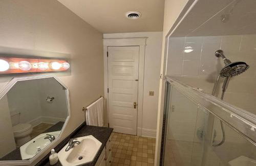 2nd Floor suite, close to ISU, Mill, & downtown - Foto 8