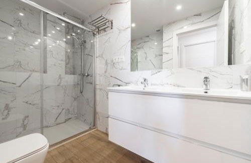 BEACHFRONT -- NEW LUXURY Apartment -- 1ª Linea Playa -- Fuengirola CITY CENTER -- Private PARKING -- Panoramic Sea Views -- - Photo 17