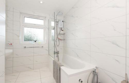 4 Bedroom Family Home In South East London - Photo 13