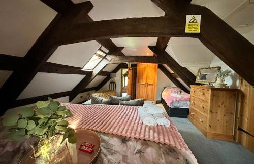 16th Century Farm House,6 Beds,5 BATHROOMS,SLEEPS 15,BBQ,HOT TUB,CINEMA ROOM WITH SURROUND SOUND,With Cymru Holidays - Foto 46