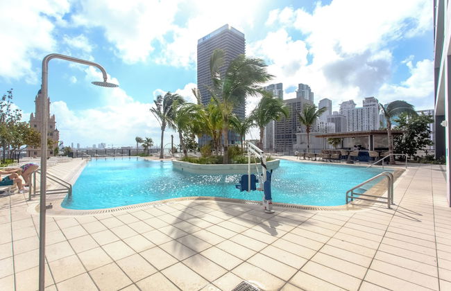 Luxurious Downtown Escape - Photo 52