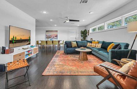 New-The Mod Poppy Large home 10 minutes from it all - Photo 2