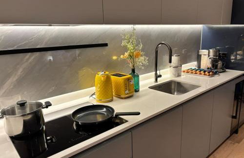 Luxury 2BR- Sleeps 5- Westfield Apartment- 3 min to station- Perfect for Families Shopping - Foto 11