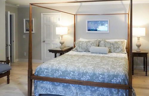 2 Living Areas, Tennis! Waterfront Suttons Bay Gem - Foto 23