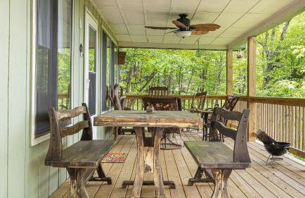 Deck w/ Forest Views, Ping Pong Blue Ridge Mtn Escape Ash Vale by Avantstay - Foto 12